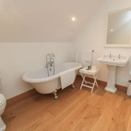 Owl Barn بيت للعطل ويتبي