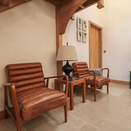 Owl Barn بيت للعطل ويتبي