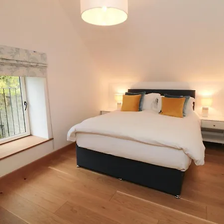 Owl Barn بيت للعطل ويتبي