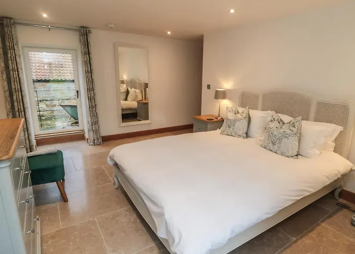 Owl Barn * ويتبي